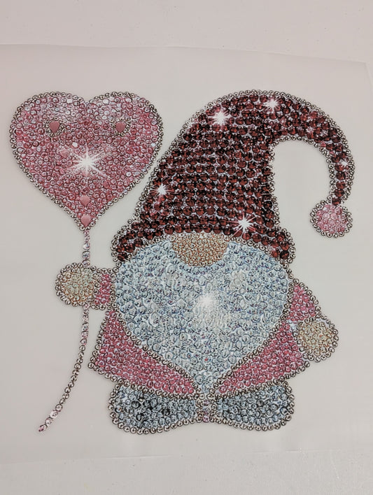 Decorative_gnome_with_a_heart-shaped_balloon